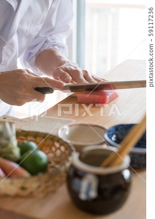 在董事會面前捕捉鮭魚生魚片 在董事會面前捕捉鮭魚生魚片 59117236