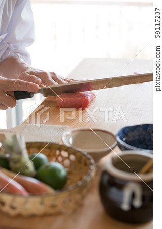 在董事會面前捕捉鮭魚生魚片 59117237