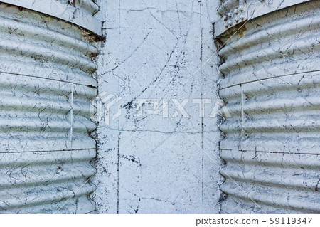 Concrete retaining wall between giant retaining walls lined with cylinders 59119347