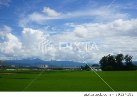 廣闊的田野和夏日的天空(長野縣佐久市) 廣闊的田野和夏日的天空(長野縣佐久市) 59124192