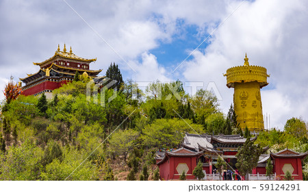 Giant tibetan prayer wheel and Zhongdian temple - Giant tibetan prayer wheel and Zhongdian temple - 59124291
