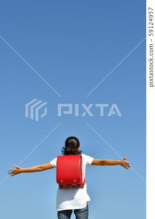 小學女孩傳播她的手在藍藍的天空(後視圖) 小學女孩傳播她的手在藍藍的天空(後視圖) 59124957