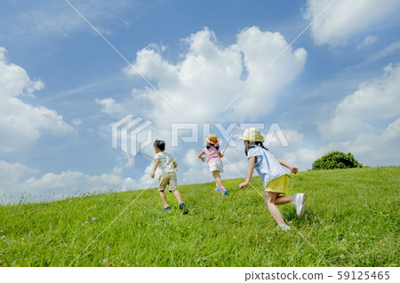 孩子們在公園裡玩 59125465