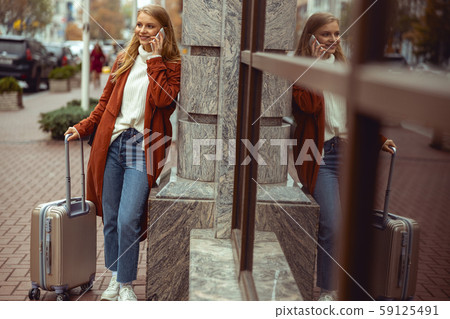 Smiling young woman looking into the distance 59125491