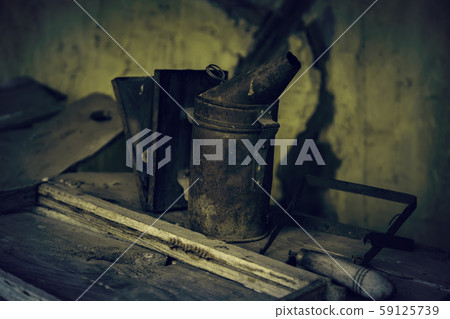 Old rusty oilcan 59125739