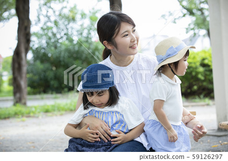 Parent and child playing in the park 59126297