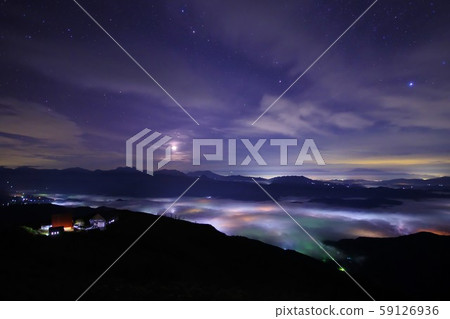 Night view and Happoike Sanso Hakuba village is wrapped in a sea of clouds 59126936