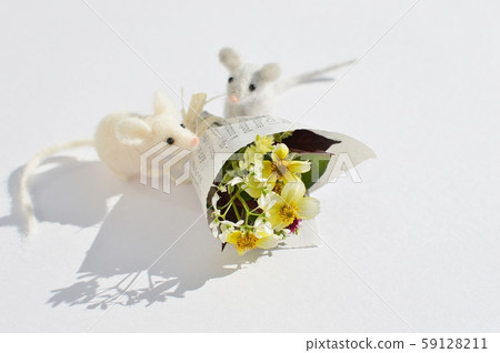 Mouse and small bouquet 59128211