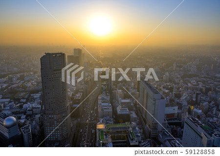 在日落時從澀谷天空霧籠罩的城市景觀 在日落時從澀谷天空霧籠罩的城市景觀 59128858