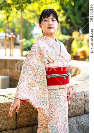 和服形狀的女人 59131380