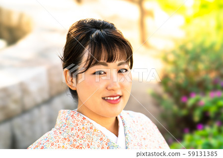 和服形狀的女人 59131385