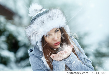 Young woman winter portrait. Shallow dof. 59131388
