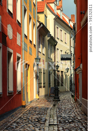 Narrow street of the old city of Riga 59132811