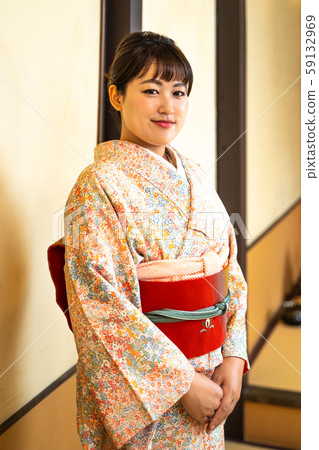 一個穿著和服的女人 59132969