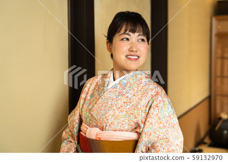 一個穿著和服的女人 59132970