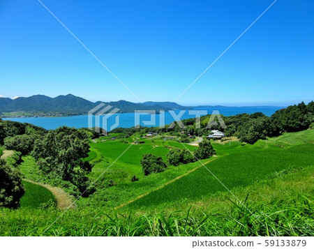 看起來像是由日本海和在山口,綱島和島周圍行駛時看到的田野編織而成的日本村莊的景觀(4) 看起來像是由日本海和在山口,綱島和島周圍行駛時看到的田野編織而成的日本村莊的景觀(4) 59133879