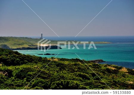 日本海和Tsunoshima燈塔的風景,反映了在山口,Tunnoshima和該島周圍行駛時看到的翠綠色(1) 日本海和Tsunoshima燈塔的風景,反映了在山口,Tunnoshima和該島周圍行駛時看到的翠綠色(1) 59133880