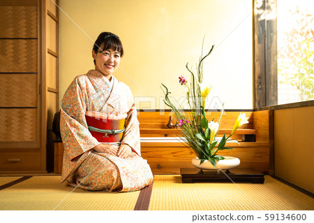 一個保持鮮花的女人 59134600