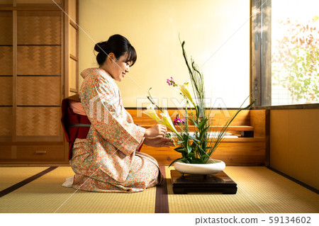 一個保持鮮花的女人 59134602