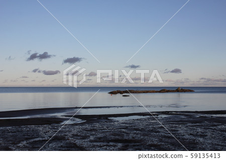 Late afternoon at Lake Vanern. This horizon... Late afternoon at Lake Vanern. This horizon... 59135413