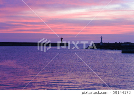 晨光，日出，港口，路堤，燈塔，海景，天空，晴朗，日出前的背景 59144173