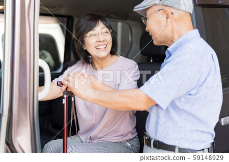 Senior couple (car, walking stick, walking stick, nursing care 59148929