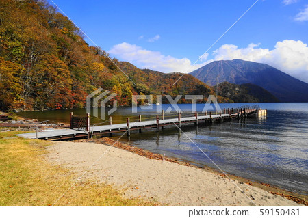 十月日光315 Chitegahama，中禪寺湖和富士山的秋葉。 59150481