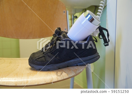 Drying shoes with a hairdryer 59151250