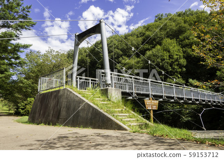 岡山縣筑波郡早島町早島芙蕾之森公園露營地懸索橋 照片素材 圖片 圖庫