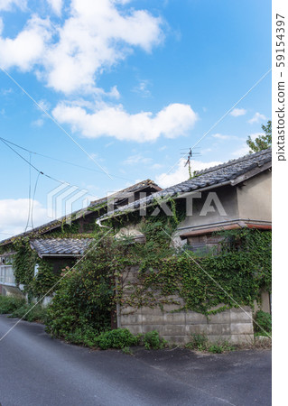 Unoccupied house and blue sky Unoccupied house and blue sky 59154397