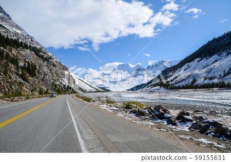 秋季加拿大落基山脈,Icefield Parkway和Sunwapta河(加拿大艾伯塔省) 秋季加拿大落基山脈,Icefield Parkway和Sunwapta河(加拿大艾伯塔省) 59155631