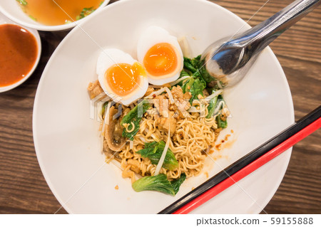 dry noodies with egg 59155888