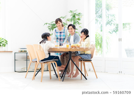 年輕的家庭（餐桌） 59160709