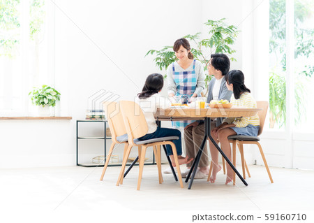 Young family (dining table) 59160710