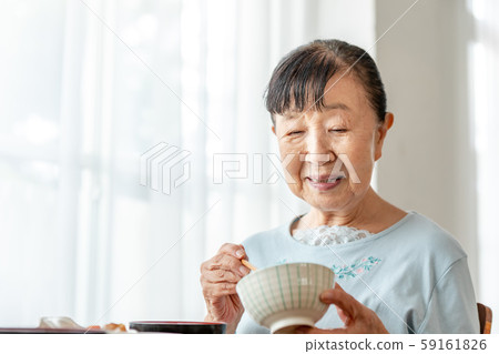 在碗裡吃米飯的女高管 59161826