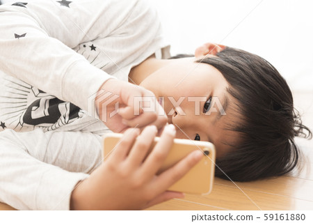 智能手機小學男孩智能手機成癮規則 59161880