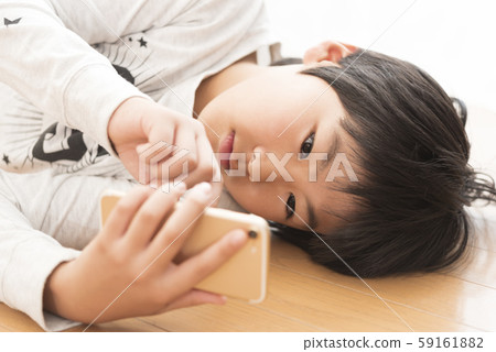 智能手機小學男孩智能手機成癮規則 智能手機小學男孩智能手機成癮規則 59161882