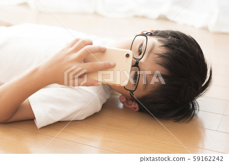 智能手機小學男孩智能手機成癮規則 智能手機小學男孩智能手機成癮規則 59162242