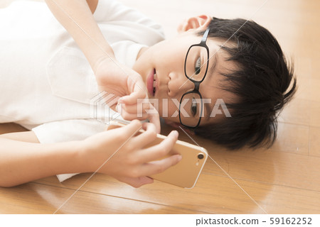 智能手機小學男孩智能手機成癮規則 智能手機小學男孩智能手機成癮規則 59162252