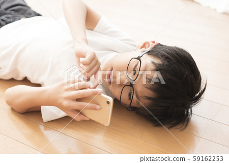 智能手機小學男孩智能手機成癮規則 59162253