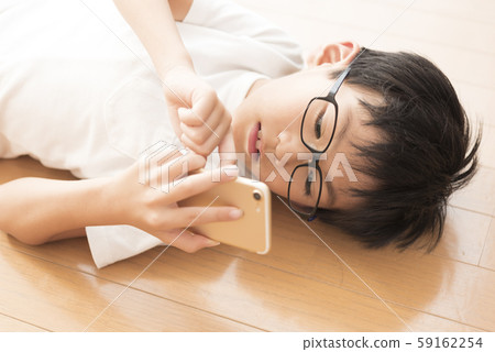 智能手機小學男孩智能手機成癮規則 智能手機小學男孩智能手機成癮規則 59162254