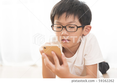 智能手機小學男孩智能手機成癮規則 59162262
