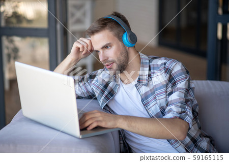 Bearded freelancer feeling overloaded having too much tasks Bearded freelancer feeling overloaded having too much tasks 59165115