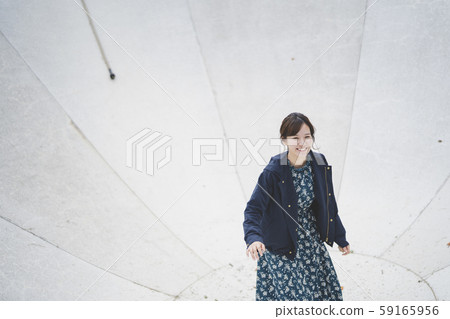 一個女人在公園裡 59165956