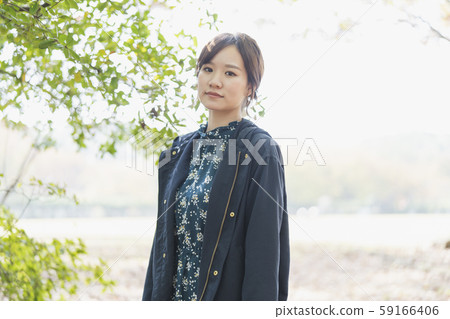 Autumn woman 59166406
