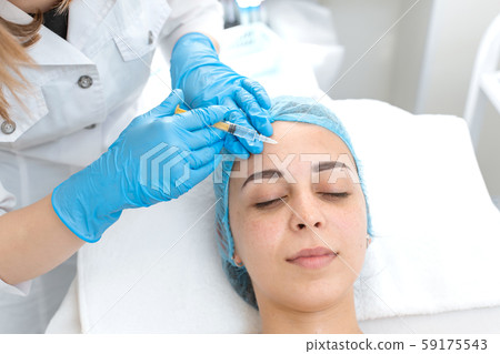 Close-up, beautician makes beauty injections into 59175543