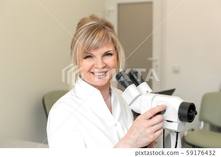 Portrait of a smiling female blond doctor 59176432
