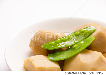 Boiled taro. (White plate / white background) 59180957
