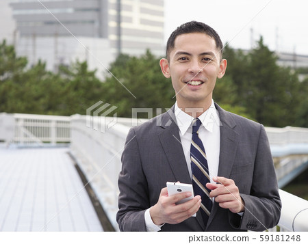 與智能手機的一個商人 與智能手機的一個商人 59181248