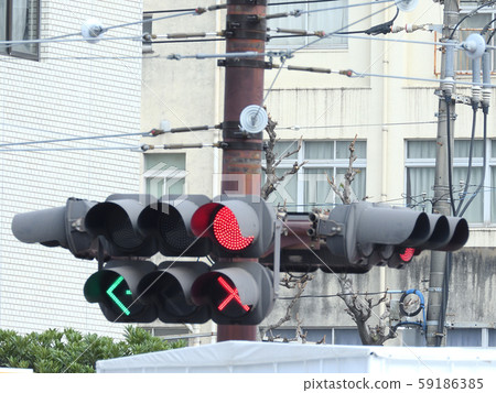 汽車和火車交通燈 59186385